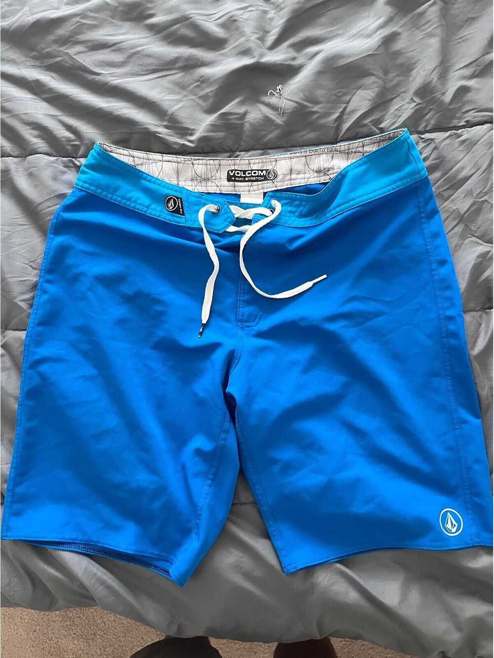 Volcom Mens 4 way stretch size 33 Royal Blue Board Shorts